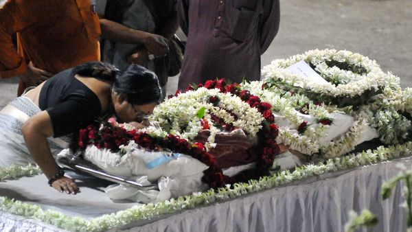 দক্ষিণ কলকাতার এক মঠে হল আজকের পারলৌকিক আচার (PTI) দক্ষিণ কলকাতার এক মঠে হল আজকের পারলৌকিক আচার (PTI)