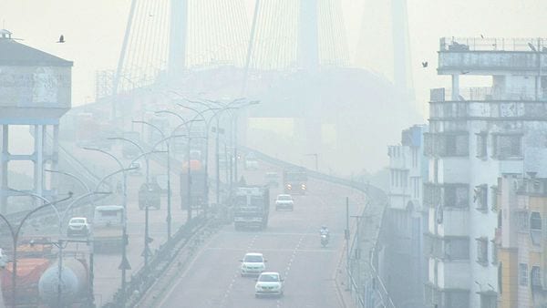 দূষণে মুখ ঢেকেছে আকাশ (PTI) দূষণে মুখ ঢেকেছে আকাশ (PTI)