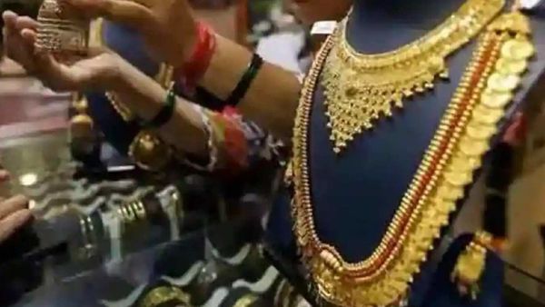 বৃহস্পতিবার ফের ভারতে সোনা ও রুপোর দামে পতন দেখা দিয়েছে। বৃহস্পতিবার ফের ভারতে সোনা ও রুপোর দামে পতন দেখা দিয়েছে।