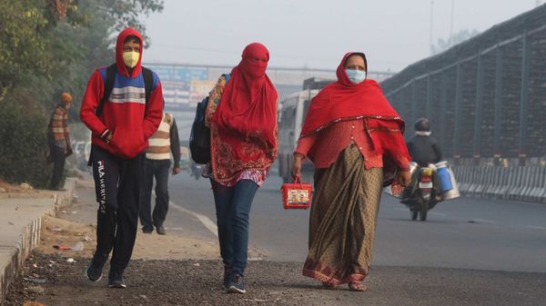 দু'দিনে কলকাতায় তাপমাত্রা ২০ ডিগ্রির নীচে (ছবিটি প্রতীকী, সৌজন্য পিটিআই) দু'দিনে কলকাতায় তাপমাত্রা ২০ ডিগ্রির নীচে (ছবিটি প্রতীকী, সৌজন্য পিটিআই)