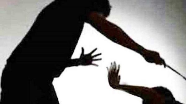 প্রতিবেশী অধ্যাপকের হাতে সপরিবারে নিগৃহীত হলেন সেন্ট জেভিয়ার্স কলেজের রসায়ন বিভাগের প্রধান অঙ্কুর রায়। প্রতিবেশী অধ্যাপকের হাতে সপরিবারে নিগৃহীত হলেন সেন্ট জেভিয়ার্স কলেজের রসায়ন বিভাগের প্রধান অঙ্কুর রায়।
