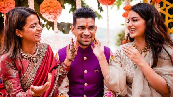 কঙ্গনা রানাওয়াত এবং তাঁর দিদি রঙ্গোলি চান্দেল (ফাইল ছবি, সৌজন্য @KanganaTeam) কঙ্গনা রানাওয়াত এবং তাঁর দিদি রঙ্গোলি চান্দেল (ফাইল ছবি, সৌজন্য @KanganaTeam)