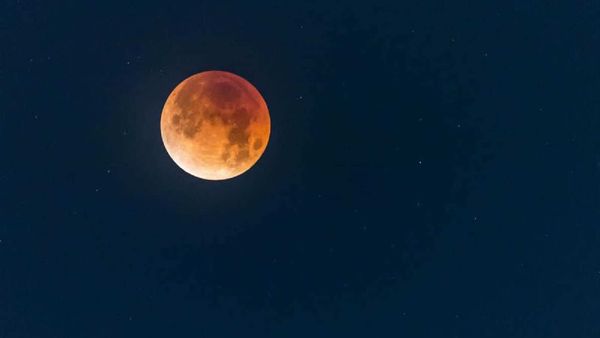 জ্যোৎস্নায় চরাচর ভাসিয়ে সোমবার রাতের আকাশে উদ্ভাসিত হল পূর্ণিমার চাঁদ, উত্তর আমেরিকা যাকে চেনে ‘বিভার মুন’ নামে। জ্যোৎস্নায় চরাচর ভাসিয়ে সোমবার রাতের আকাশে উদ্ভাসিত হল পূর্ণিমার চাঁদ, উত্তর আমেরিকা যাকে চেনে ‘বিভার মুন’ নামে।
