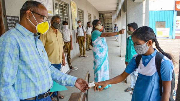 নয়া বছরের শুরুতেই খুলছে প্রাথমিক স্কুল, ঘোষণা অসম সরকারের। (ছবিটি প্রতীকী, সৌজন্য পিটিআই) নয়া বছরের শুরুতেই খুলছে প্রাথমিক স্কুল, ঘোষণা অসম সরকারের। (ছবিটি প্রতীকী, সৌজন্য পিটিআই)