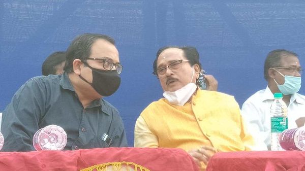 হলদিয়ায় একইমঞ্চে কুণাল-লক্ষ্মণ (ছবি সৌজন্য ফেসবুক) হলদিয়ায় একইমঞ্চে কুণাল-লক্ষ্মণ (ছবি সৌজন্য ফেসবুক)
