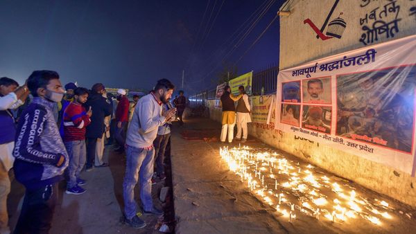 ‘দিল্লি চলো’-এ মিছিলে মৃতদের প্রতি শ্রদ্ধা। (ছবি সৌজন্য পিটিআই) ‘দিল্লি চলো’-এ মিছিলে মৃতদের প্রতি শ্রদ্ধা। (ছবি সৌজন্য পিটিআই)