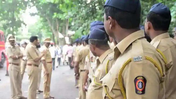 আইন লঙ্ঘনের ভয় দেখিয়ে পরিবারের সম্মতি থাকা সত্ত্বেও হিন্দু মহিলার সঙ্গে মুসলিম পুরুষের বিয়ে রুখে দিল লখনউ পুলিশ। আইন লঙ্ঘনের ভয় দেখিয়ে পরিবারের সম্মতি থাকা সত্ত্বেও হিন্দু মহিলার সঙ্গে মুসলিম পুরুষের বিয়ে রুখে দিল লখনউ পুলিশ।