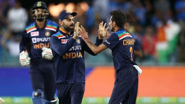 চাহালকে অভিনন্দন কোহলির। ছবি- টুইটার। চাহালকে অভিনন্দন কোহলির। ছবি- টুইটার।