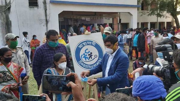 স্বাস্থ্যসাথীর কার্ড নিলে তৃণমূলকে ভোট দিতে হবে, নিদান তৃণমূল পঞ্চায়েত প্রধানের। (ছবিটি প্রতীকী, সৌজন্য টুইটার) স্বাস্থ্যসাথীর কার্ড নিলে তৃণমূলকে ভোট দিতে হবে, নিদান তৃণমূল পঞ্চায়েত প্রধানের। (ছবিটি প্রতীকী, সৌজন্য টুইটার)