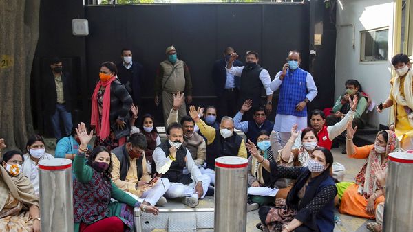 কেজরিওয়ালের বাইরে বিজেপি নেতারা (PTI) কেজরিওয়ালের বাইরে বিজেপি নেতারা (PTI)