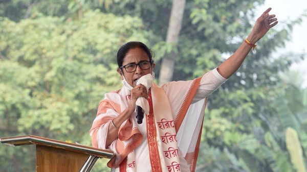 বুধবার গোপালনগরের জনসভায় মমতা। বুধবার গোপালনগরের জনসভায় মমতা।