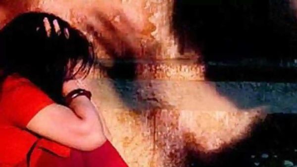ঝাড়খণ্ডের দুমকা জেলায় পাঁচ সন্তানের মা এক বধূকে ধর্ষণ করল এক পরিচিত-সহ ১৭ জন দুষ্কৃতী। ঝাড়খণ্ডের দুমকা জেলায় পাঁচ সন্তানের মা এক বধূকে ধর্ষণ করল এক পরিচিত-সহ ১৭ জন দুষ্কৃতী।