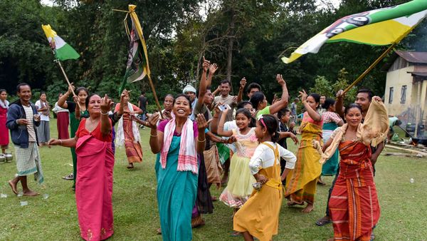 উচ্ছ্বাস ইউপিপিএল সমর্থকদের{ (ছবি সৌজন্য পিটিআই) উচ্ছ্বাস ইউপিপিএল সমর্থকদের{ (ছবি সৌজন্য পিটিআই)