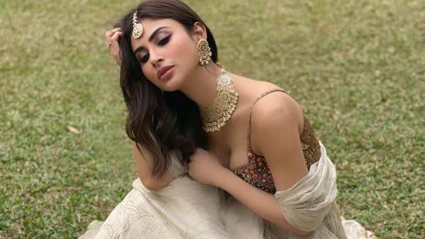 মৌনীর ভাইরাল নাচ মৌনীর ভাইরাল নাচ