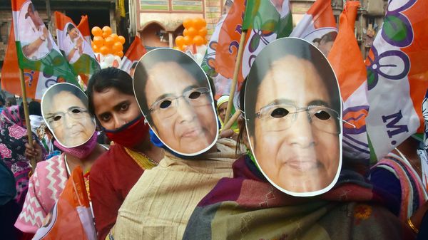 দিনে বিজেপিতে যোগ, রাতে ফের তৃণমূলে ‘ঘর ওয়াপসি’, ঝাড়গ্রামে রাজনৈতিক তরজা। (ছবিটি প্রতীকী, সৌজন্য এএনআই) দিনে বিজেপিতে যোগ, রাতে ফের তৃণমূলে ‘ঘর ওয়াপসি’, ঝাড়গ্রামে রাজনৈতিক তরজা। (ছবিটি প্রতীকী, সৌজন্য এএনআই)