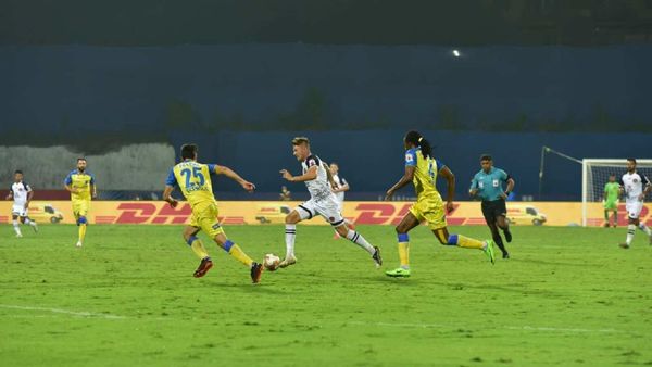 কেরালা বনাম ইস্টবেঙ্গল ম্যাচের মুহূর্ত। ছবি- টুইটার। কেরালা বনাম ইস্টবেঙ্গল ম্যাচের মুহূর্ত। ছবি- টুইটার।