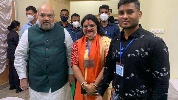 অমিত শাহর সঙ্গে সুজাতা খাঁ অমিত শাহর সঙ্গে সুজাতা খাঁ