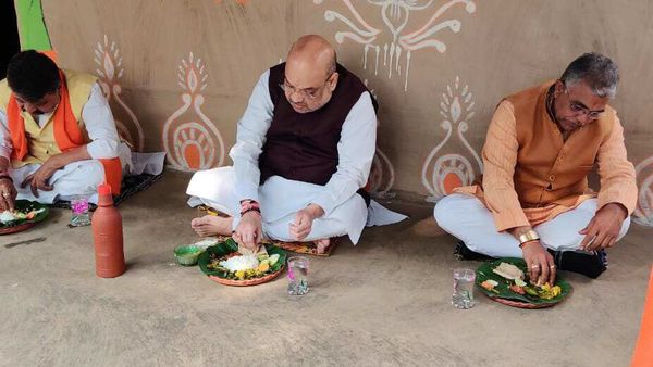 মেদিনীপুরের বেলিজুড়ি গ্রামে শনিবার এক কৃষক পরিবারে খাওয়া-দাওয়া শাহের। (ছবি সৌজন্য এএনআই) মেদিনীপুরের বেলিজুড়ি গ্রামে শনিবার এক কৃষক পরিবারে খাওয়া-দাওয়া শাহের। (ছবি সৌজন্য এএনআই)