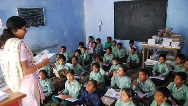 কবে দায়িত্বপূর্ণ পদে তাঁদের স্থায়ী করা হবে, সেই বিষয়ে অন্ধকারে শিক্ষকরা। কবে দায়িত্বপূর্ণ পদে তাঁদের স্থায়ী করা হবে, সেই বিষয়ে অন্ধকারে শিক্ষকরা।