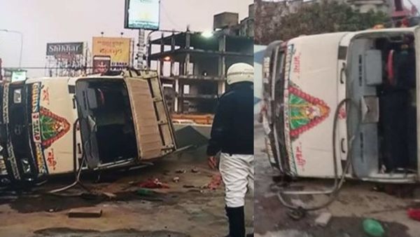 এজেসি বোস উড়ালপুলে দুর্ঘটনাগ্রস্ত ম্যাটাডোর। ছবি : সংগৃহীত এজেসি বোস উড়ালপুলে দুর্ঘটনাগ্রস্ত ম্যাটাডোর। ছবি : সংগৃহীত