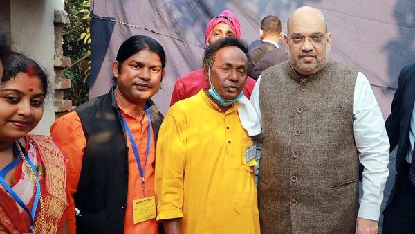 অমিত শাহের সঙ্গে বাউল শিল্পী। (ছবি সৌজন্য এএনআই) অমিত শাহের সঙ্গে বাউল শিল্পী। (ছবি সৌজন্য এএনআই)