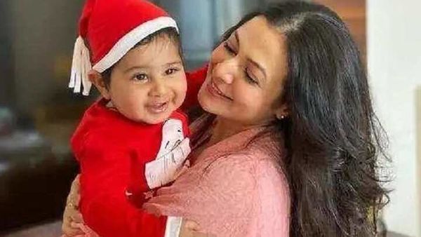 কবীরকে কোলে নিয়ে কোয়েল (ছবি সৌজন্যে- ইনস্টাগ্রাম/ Tolly Queen Koel) কবীরকে কোলে নিয়ে কোয়েল (ছবি সৌজন্যে- ইনস্টাগ্রাম/ Tolly Queen Koel)