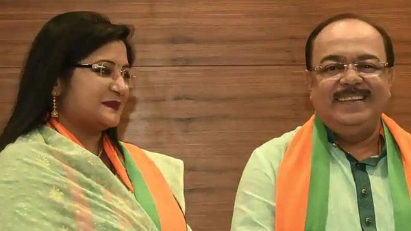 শোভন চট্টোপাধ্যায় ও তাঁর বান্ধবী বৈশাখী বন্দ্যোপাধ্যায়। (ফাইল ছবি, সৌজন্য পিটিআই) শোভন চট্টোপাধ্যায় ও তাঁর বান্ধবী বৈশাখী বন্দ্যোপাধ্যায়। (ফাইল ছবি, সৌজন্য পিটিআই)