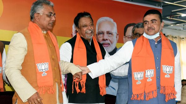 শনিবার হেস্টিংসে বিজেপির দফতরে শুভেন্দু অধিকারী। (ছবি সৌজন্য এএনআই) শনিবার হেস্টিংসে বিজেপির দফতরে শুভেন্দু অধিকারী। (ছবি সৌজন্য এএনআই)