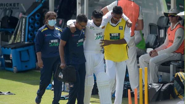 চোট পেয়ে মাঠ ছাড়ছেন ডি'সিলভা। ছবি- গেটি ইমেজেস। চোট পেয়ে মাঠ ছাড়ছেন ডি'সিলভা। ছবি- গেটি ইমেজেস।