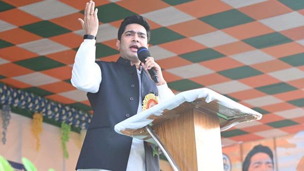 ডায়মন্ড হারবারের সভায় অভিষেক বন্দ্যোপাধ্যায়। (ছবি সৌজন্য ফেসবুক) ডায়মন্ড হারবারের সভায় অভিষেক বন্দ্যোপাধ্যায়। (ছবি সৌজন্য ফেসবুক)