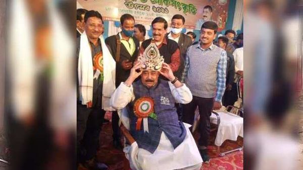 শুক্রবার রুপোর মুকুট মাথায় অনুব্রত মণ্ডল শুক্রবার রুপোর মুকুট মাথায় অনুব্রত মণ্ডল