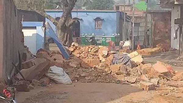 বারাবনিতে বিজেপির পার্টি অফিসের ধ্বংসস্তূপ। বারাবনিতে বিজেপির পার্টি অফিসের ধ্বংসস্তূপ।
