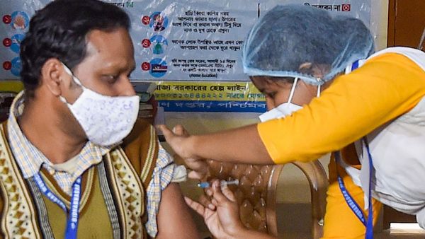 তড়িঘড়ি কোভ্যাক্সিনকে অনুমোদন দেওয়া নিয়ে ইতিমধ্যে শুরু হচ্ছে বিতর্ক। (ছবিটি প্রতীকী, সৌজন্য পিটিআই) তড়িঘড়ি কোভ্যাক্সিনকে অনুমোদন দেওয়া নিয়ে ইতিমধ্যে শুরু হচ্ছে বিতর্ক। (ছবিটি প্রতীকী, সৌজন্য পিটিআই)