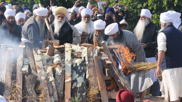 বাবা রাম সিংয়ের অন্ত্যেষ্টি (PTI) বাবা রাম সিংয়ের অন্ত্যেষ্টি (PTI)
