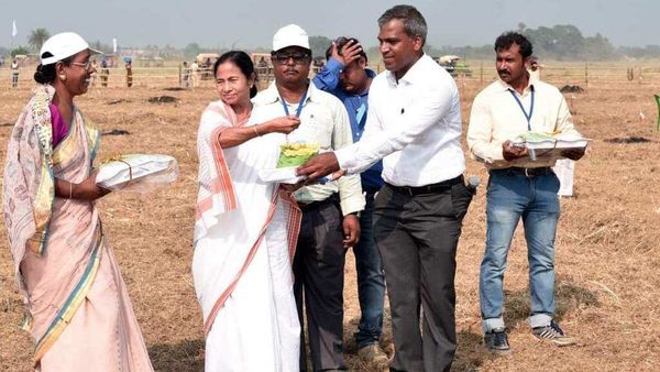 সিঙ্গুরের জমিতে মুখ্যমন্ত্রী মমতা বন্দ্যোপাধ্যায়। (ফাইল ছবি, সৌজন্য টুইটার) সিঙ্গুরের জমিতে মুখ্যমন্ত্রী মমতা বন্দ্যোপাধ্যায়। (ফাইল ছবি, সৌজন্য টুইটার)