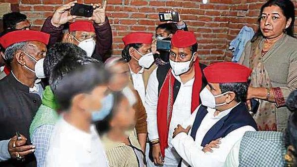 পরিবারের সঙ্গে দেখা করছেন রাজনৈতিক নেতারা (HT_PRINT) পরিবারের সঙ্গে দেখা করছেন রাজনৈতিক নেতারা (HT_PRINT)