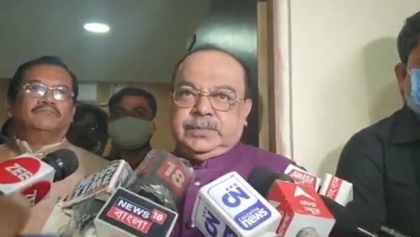 হেস্টিংসে রাজ্য বিজেপির নির্বাচনী কার্যালয়ের বাইরে শোভন। (ছবি সৌজন্য সংগৃহীত) হেস্টিংসে রাজ্য বিজেপির নির্বাচনী কার্যালয়ের বাইরে শোভন। (ছবি সৌজন্য সংগৃহীত)