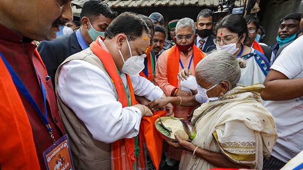 চাল সংগ্রহ করছেন জেপি নড্ডা (PTI) চাল সংগ্রহ করছেন জেপি নড্ডা (PTI)