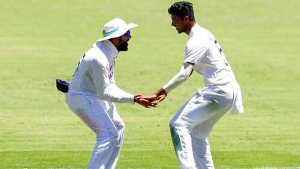 ওয়াশিংটন সুন্দর উইকেট নেওয়ার পর (AP) ওয়াশিংটন সুন্দর উইকেট নেওয়ার পর (AP)