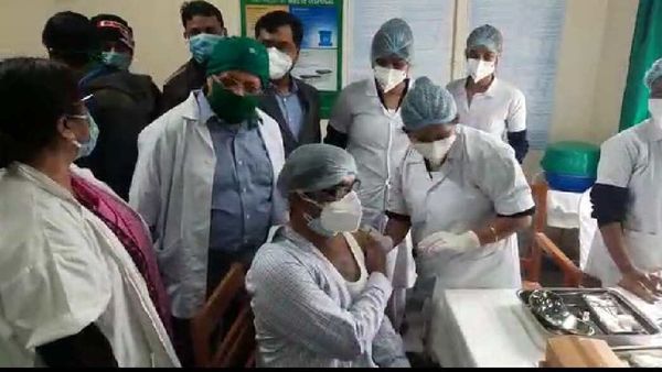 শিলিগুড়িতে চলছে টিকাকরণ শিলিগুড়িতে চলছে টিকাকরণ