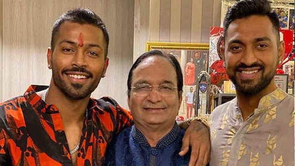 পিতার সঙ্গে হার্দিক ও ক্রুণাল পান্ডিয়া। ছবি- ইনস্টাগ্রাম। পিতার সঙ্গে হার্দিক ও ক্রুণাল পান্ডিয়া। ছবি- ইনস্টাগ্রাম।