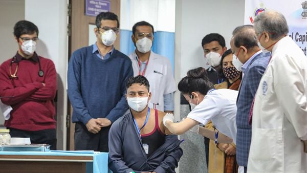 ভারতের প্রথম করোনা টিকাকরণের ছবি (PTI) ভারতের প্রথম করোনা টিকাকরণের ছবি (PTI)