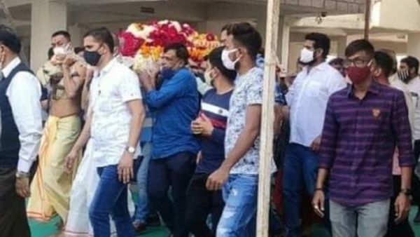 চোখের জলে শেষ বিদায়। ছবি- সোশ্যাল মিডিয়া। চোখের জলে শেষ বিদায়। ছবি- সোশ্যাল মিডিয়া।
