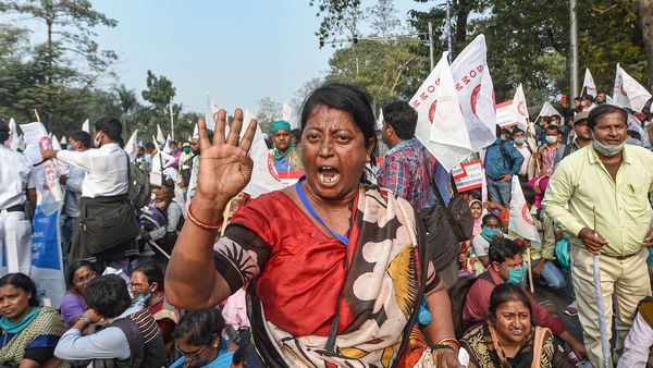 'যোগ্যতা সত্বেও মেলেনি চাকরি', পার্থের সামনে SSC প্রার্থীদের জমায়েত। (ছবিটি প্রতীকী, সৌজন্য পিটিআই) 'যোগ্যতা সত্বেও মেলেনি চাকরি', পার্থের সামনে SSC প্রার্থীদের জমায়েত। (ছবিটি প্রতীকী, সৌজন্য পিটিআই)