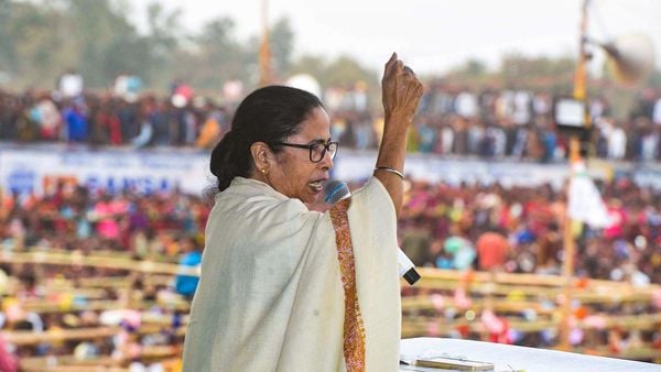 পুরুলিয়ায় মমতা বন্দ্যোপাধ্যায়। (ছবি সৌজন্য পিটিআই) পুরুলিয়ায় মমতা বন্দ্যোপাধ্যায়। (ছবি সৌজন্য পিটিআই)