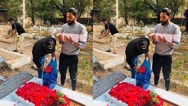 প্রয়াত পিতার সমাধিস্থলে শ্রদ্ধা জানাচ্ছেন সিরাজ। ছবি- টুইটার। প্রয়াত পিতার সমাধিস্থলে শ্রদ্ধা জানাচ্ছেন সিরাজ। ছবি- টুইটার।