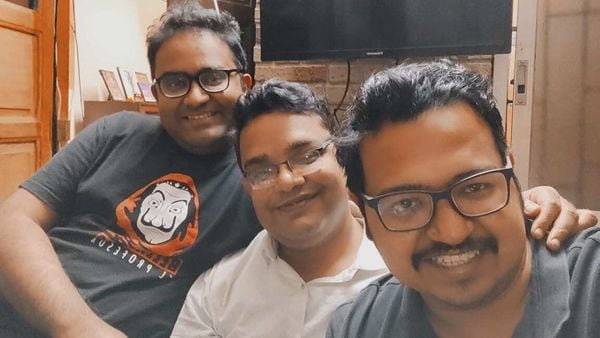 বন্ধুর সঙ্গে ময়ূখ রঞ্জন এবং সোহম। (ছবি সৌজন্য ফেসবুক) বন্ধুর সঙ্গে ময়ূখ রঞ্জন এবং সোহম। (ছবি সৌজন্য ফেসবুক)