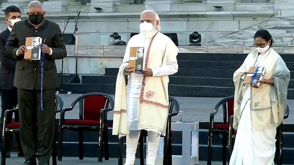 ভিক্টোরিয়া মেমোরিয়ালে মোদী এবং মমতা। (ছবি সৌজন্য এএনআই) ভিক্টোরিয়া মেমোরিয়ালে মোদী এবং মমতা। (ছবি সৌজন্য এএনআই)