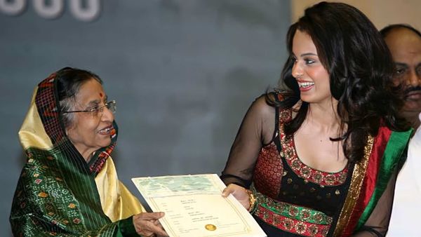 প্রতিভা পাটিলের থেকে পুরস্কার গ্রহণ করছেন কঙ্গনা প্রতিভা পাটিলের থেকে পুরস্কার গ্রহণ করছেন কঙ্গনা