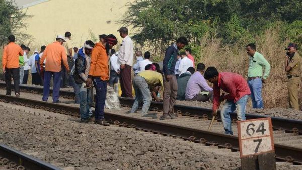 চলছে সারাইয়ের কাজ চলছে সারাইয়ের কাজ